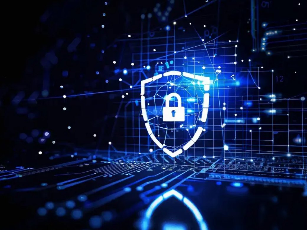 Escudo con candado sobre una red digital: ciberseguridad para empresas en Chile
